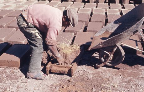 Produzione di mattoni di adobe presso la Chiesa di Santa Cruz de Jerusalén a Juli, per la ricostruzione del campanile della Chiesa di San Juan de Letrán, Perù, Alva Balderrama, Alejandro, 1972. Courtesy: ICCROM