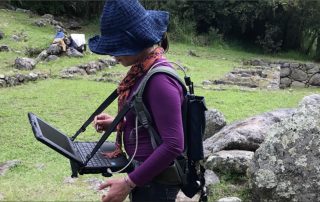 Ricercatrice della missione italiana del CNR mentre effettua prospezioni georadar nella Plaza Principal di Machu Picchu.